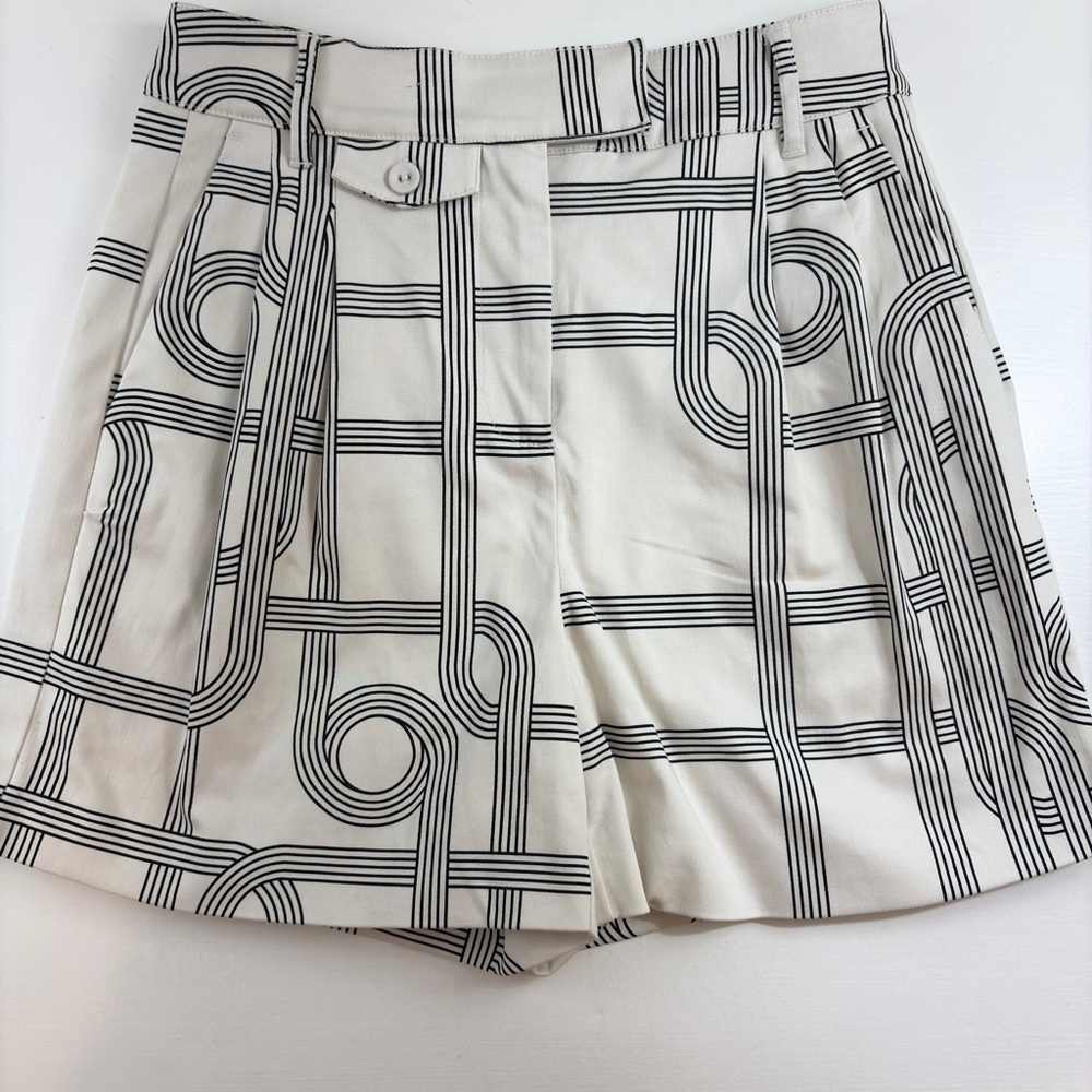 Le ALX White Patterned Women Shorts sz2